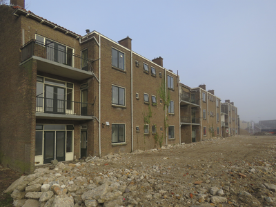 907409 Gezicht op de achterzijde van het woningcomplex aan de westzijde van de David van Mollemstraat te Utrecht, dat ...